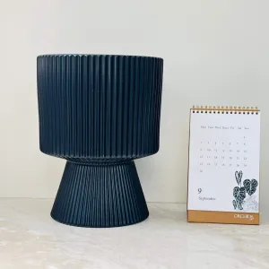 Black Ribbed Ceramic Planter with Flared Base – Modern Decorative Pot